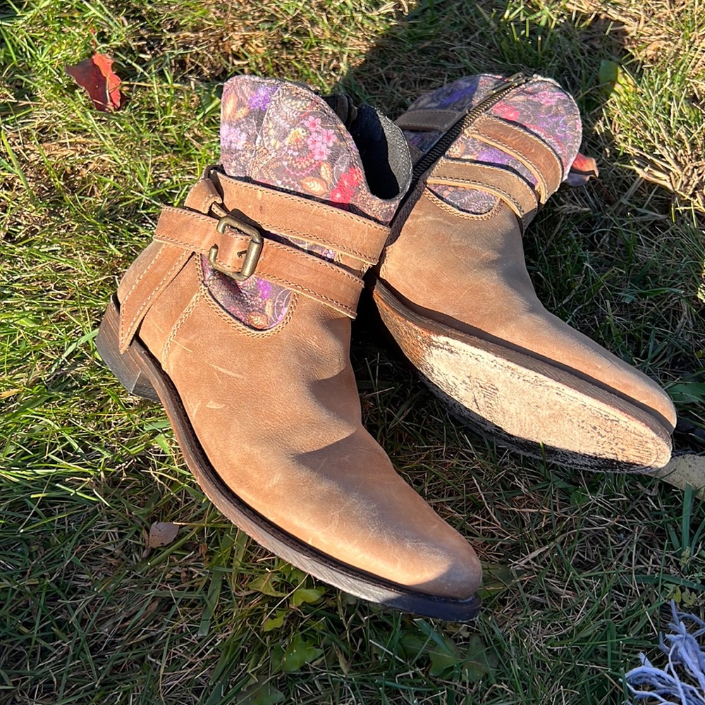 Women’s leather ankle Booties.